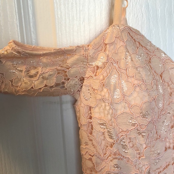 Peach lace dress: never worn - Picture 2 of 3